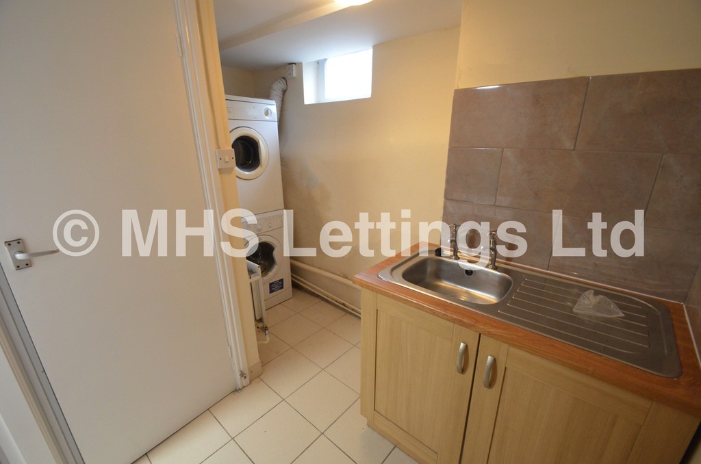 Photo of 5 Bedroom Mid Terraced House in 80 Harold Terrace, Leeds, LS6 1LD