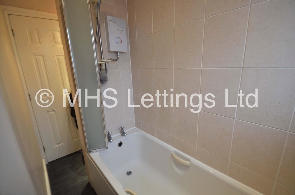 Photo of 2 Bedroom End Terraced House in Flat B, Regent Lodge, Leeds, LS6 2DZ