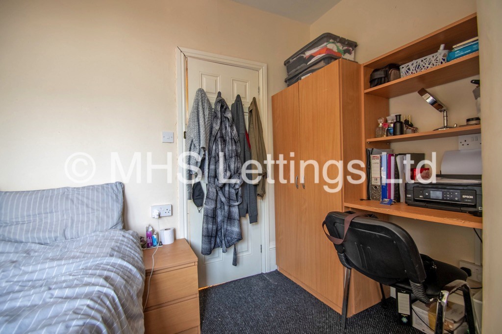 Photo of 2 Bedroom End Terraced House in Flat B, Regent Lodge, Leeds, LS6 2DZ