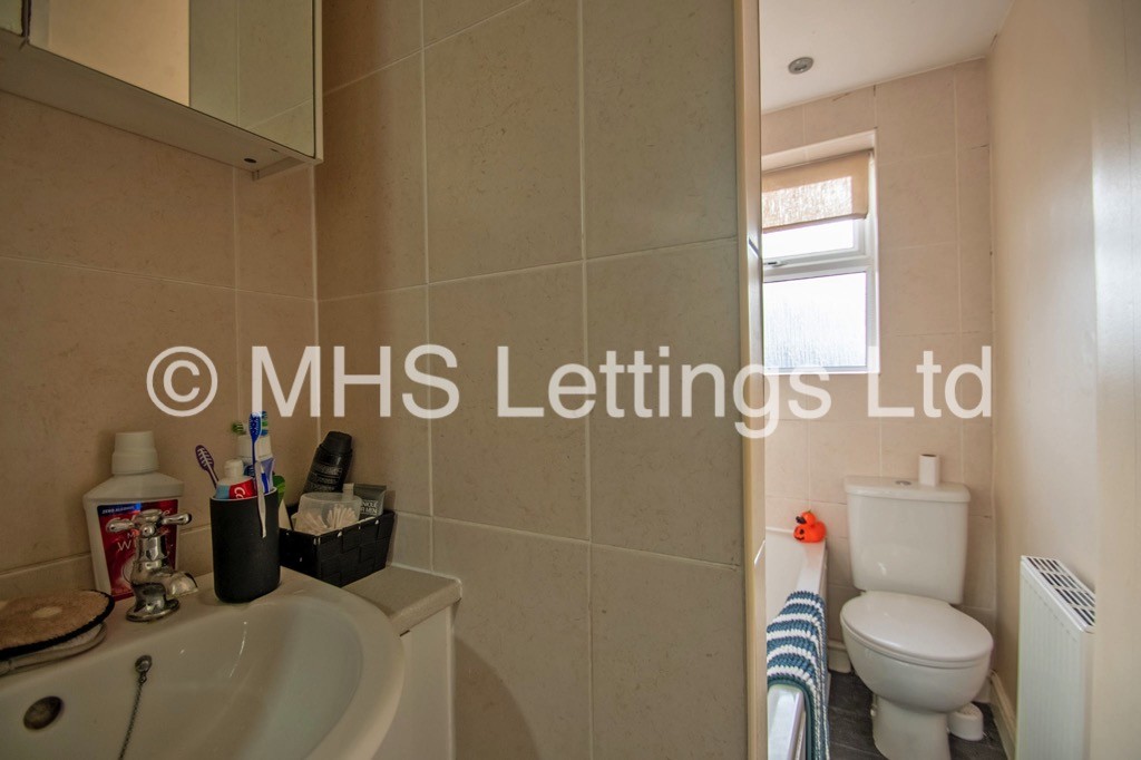 Photo of 2 Bedroom End Terraced House in Flat B, Regent Lodge, Leeds, LS6 2DZ