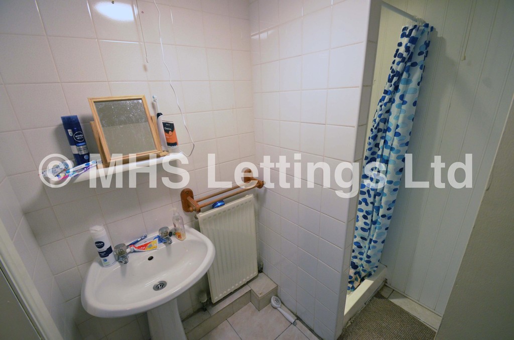 Photo of 6 Bedroom Mid Terraced House in 162 Ash Road, Leeds, LS6 3HD