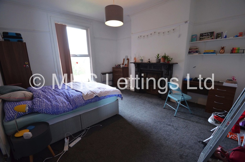 Photo of 9 Bedroom Mid Terraced House in 167 Belle Vue Road, Leeds, LS3 1HG