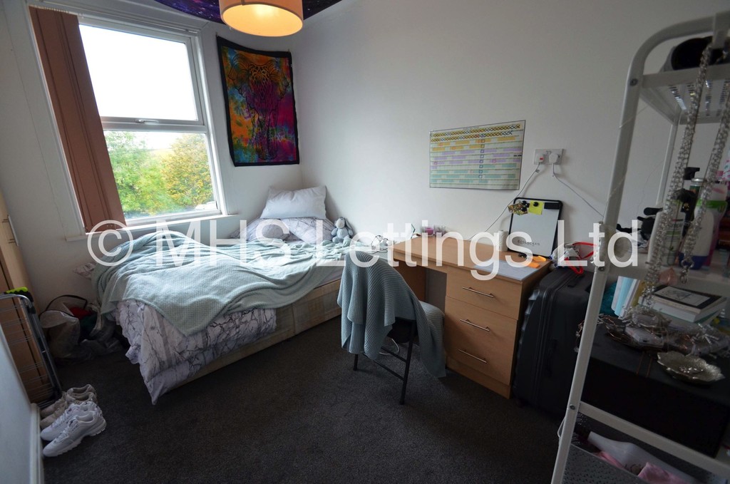 Photo of 9 Bedroom Mid Terraced House in 167 Belle Vue Road, Leeds, LS3 1HG