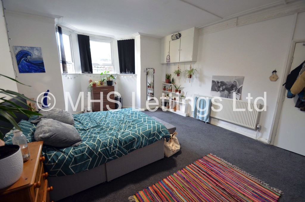 Photo of 9 Bedroom Mid Terraced House in 167 Belle Vue Road, Leeds, LS3 1HG