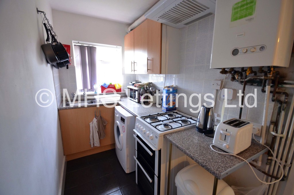 Photo of 9 Bedroom Mid Terraced House in 167 Belle Vue Road, Leeds, LS3 1HG