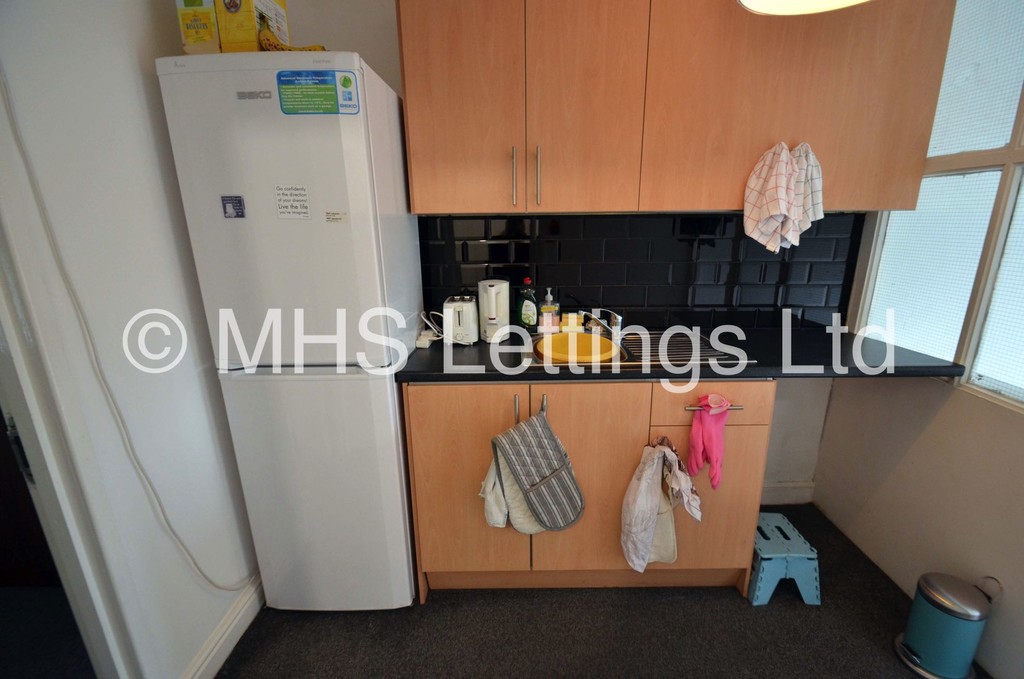 Photo of 9 Bedroom Mid Terraced House in 167 Belle Vue Road, Leeds, LS3 1HG
