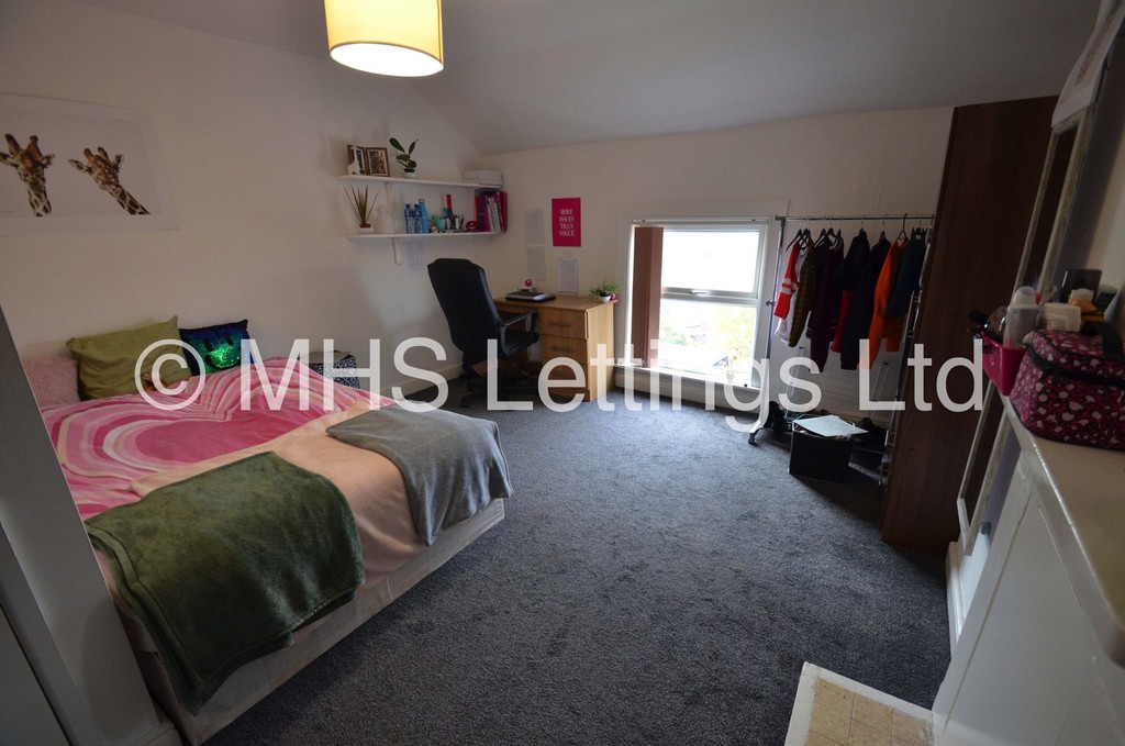 Photo of 9 Bedroom Mid Terraced House in 167 Belle Vue Road, Leeds, LS3 1HG