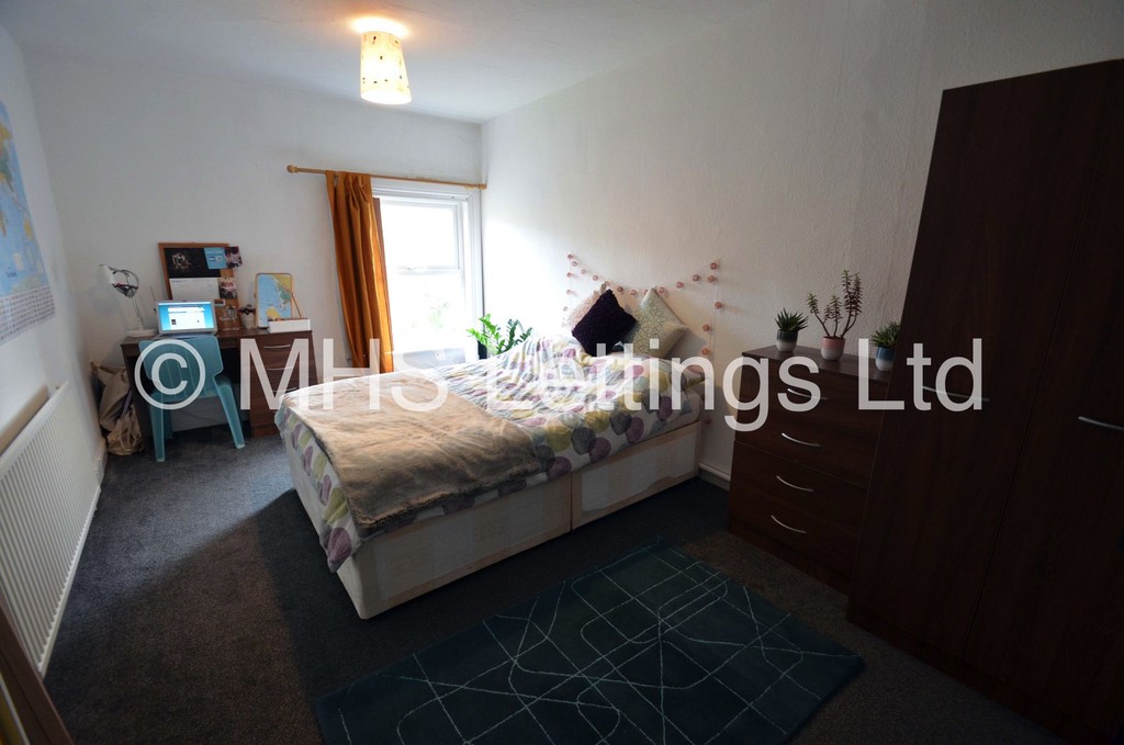 Photo of 9 Bedroom Mid Terraced House in 167 Belle Vue Road, Leeds, LS3 1HG