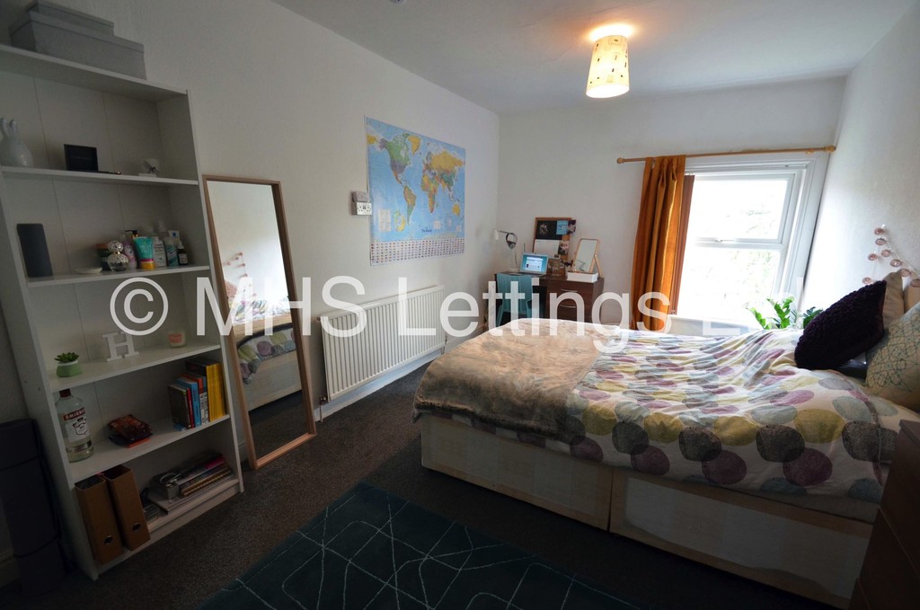 Photo of 9 Bedroom Mid Terraced House in 167 Belle Vue Road, Leeds, LS3 1HG