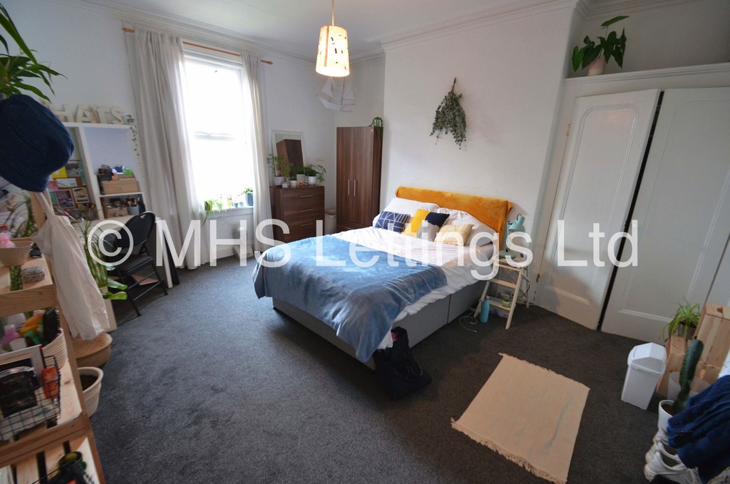Photo of 9 Bedroom Mid Terraced House in 167 Belle Vue Road, Leeds, LS3 1HG