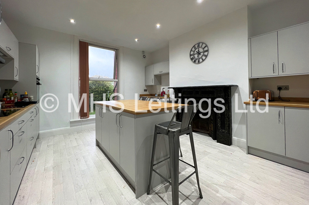 Photo of 9 Bedroom Mid Terraced House in 167 Belle Vue Road, Leeds, LS3 1HG
