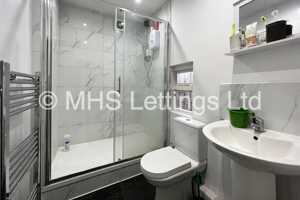 Photo of 9 Bedroom Mid Terraced House in 167 Belle Vue Road, Leeds, LS3 1HG