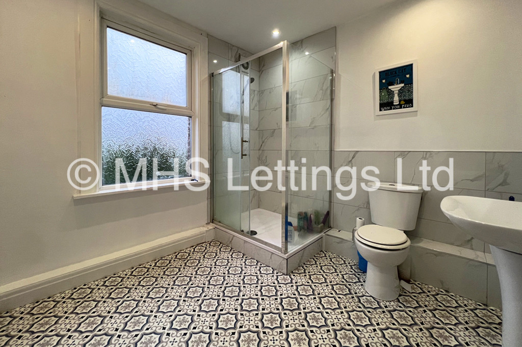 Photo of 9 Bedroom Mid Terraced House in 167 Belle Vue Road, Leeds, LS3 1HG