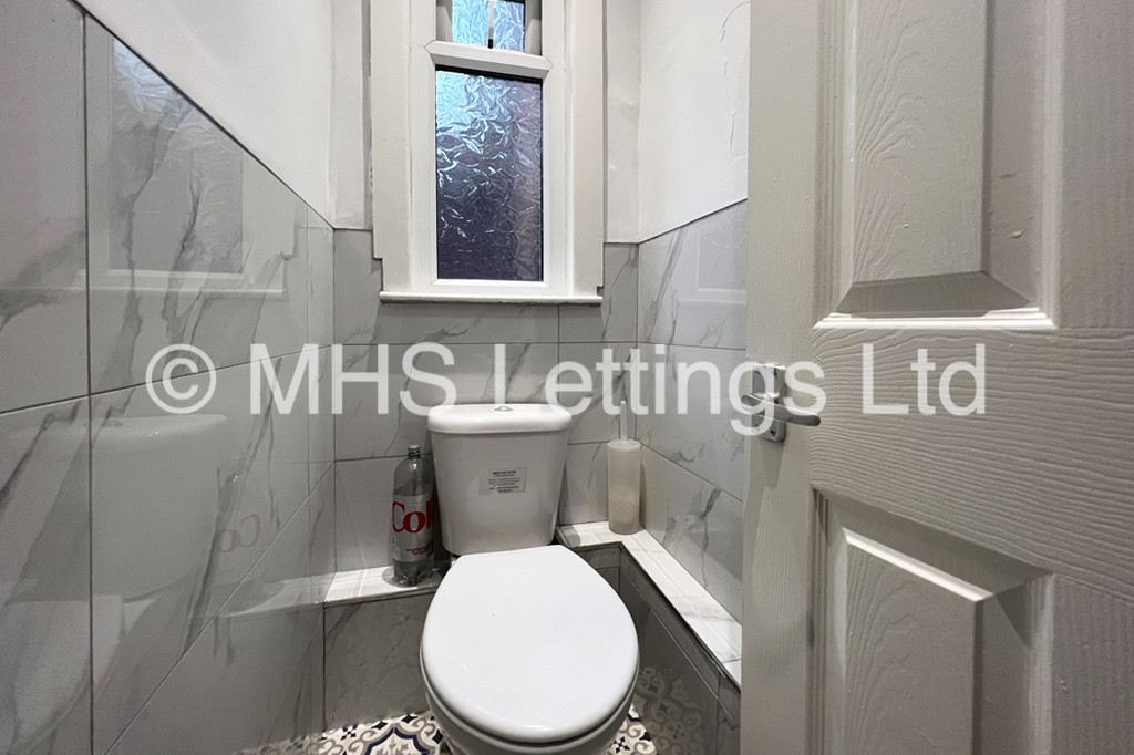 Photo of 9 Bedroom Mid Terraced House in 167 Belle Vue Road, Leeds, LS3 1HG