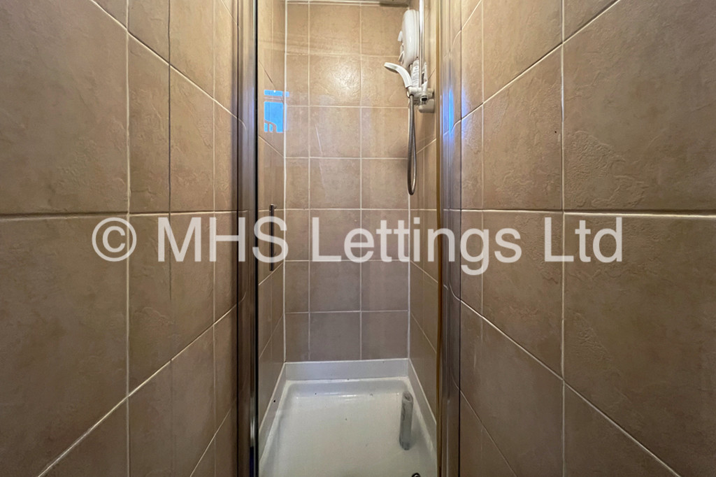 Photo of 9 Bedroom Mid Terraced House in 167 Belle Vue Road, Leeds, LS3 1HG