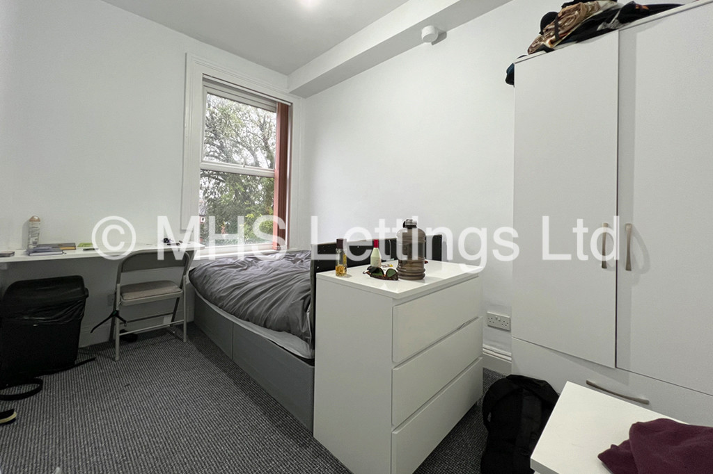 Photo of 9 Bedroom Mid Terraced House in 167 Belle Vue Road, Leeds, LS3 1HG