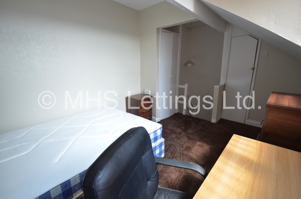 Photo of 2 Bedroom Mid Terraced House in 16 Harold Place, Leeds, LS6 1PQ