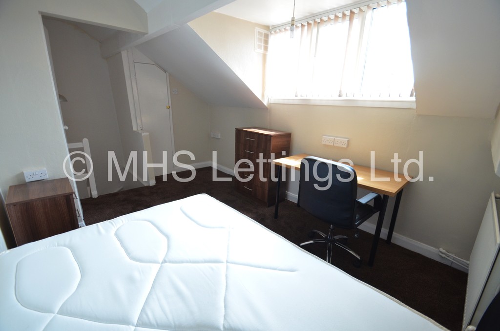 Photo of 2 Bedroom Mid Terraced House in 16 Harold Place, Leeds, LS6 1PQ