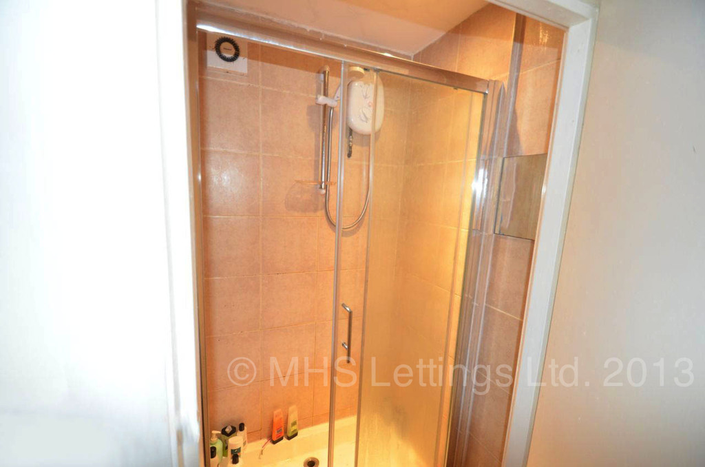 Photo of 10 Bedroom Mid Terraced House in 7 Moorland Road, Leeds, LS6 1AL