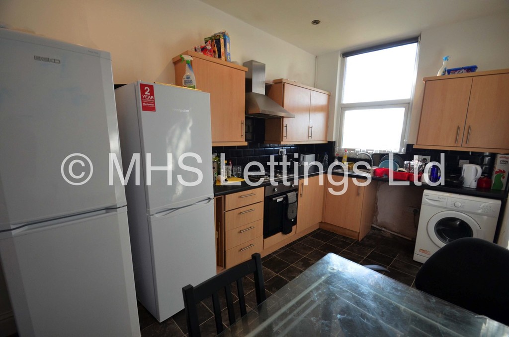 Photo of 10 Bedroom Mid Terraced House in 7 Moorland Road, Leeds, LS6 1AL