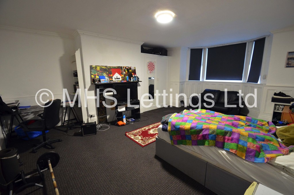 Photo of 10 Bedroom Mid Terraced House in 7 Moorland Road, Leeds, LS6 1AL