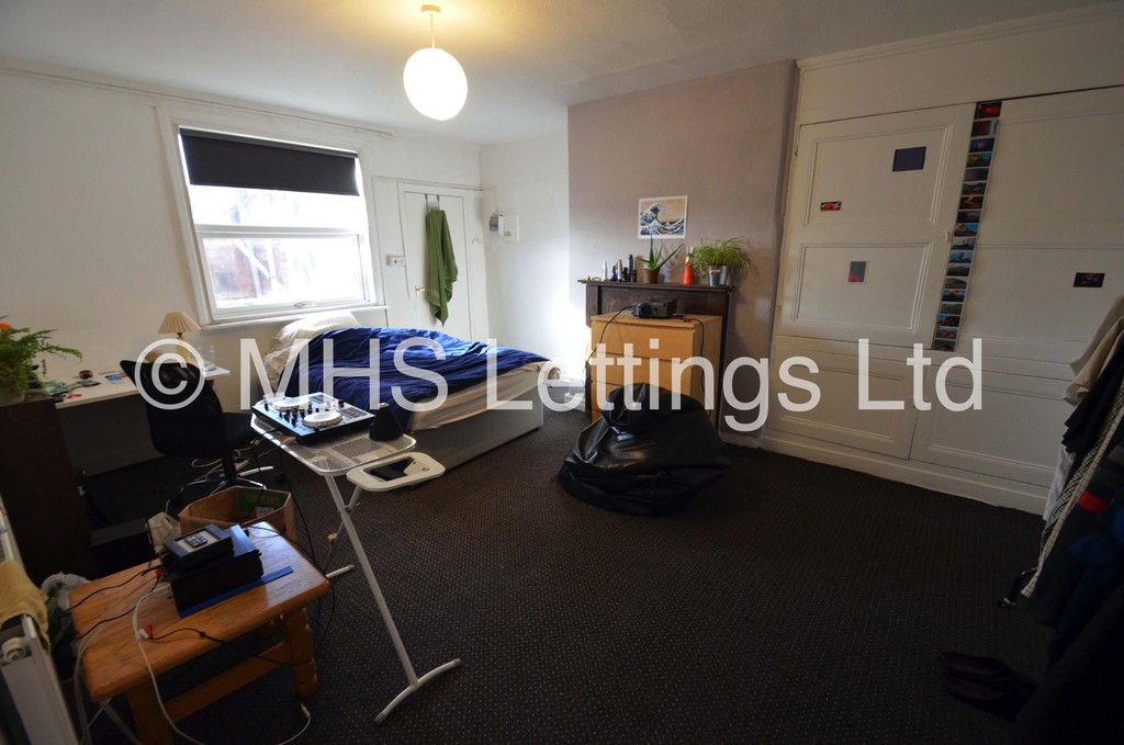 Photo of 10 Bedroom Mid Terraced House in 7 Moorland Road, Leeds, LS6 1AL