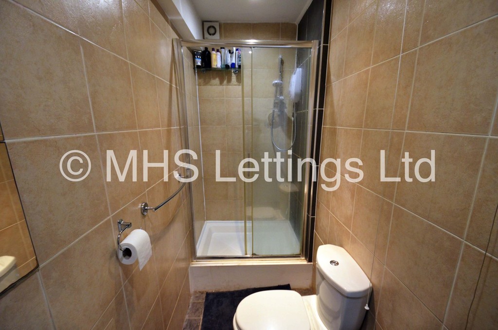 Photo of 10 Bedroom Mid Terraced House in 7 Moorland Road, Leeds, LS6 1AL