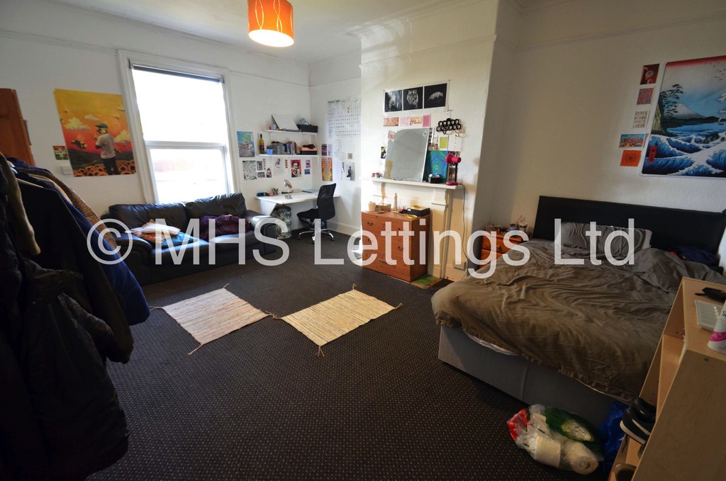 Photo of 10 Bedroom Mid Terraced House in 7 Moorland Road, Leeds, LS6 1AL