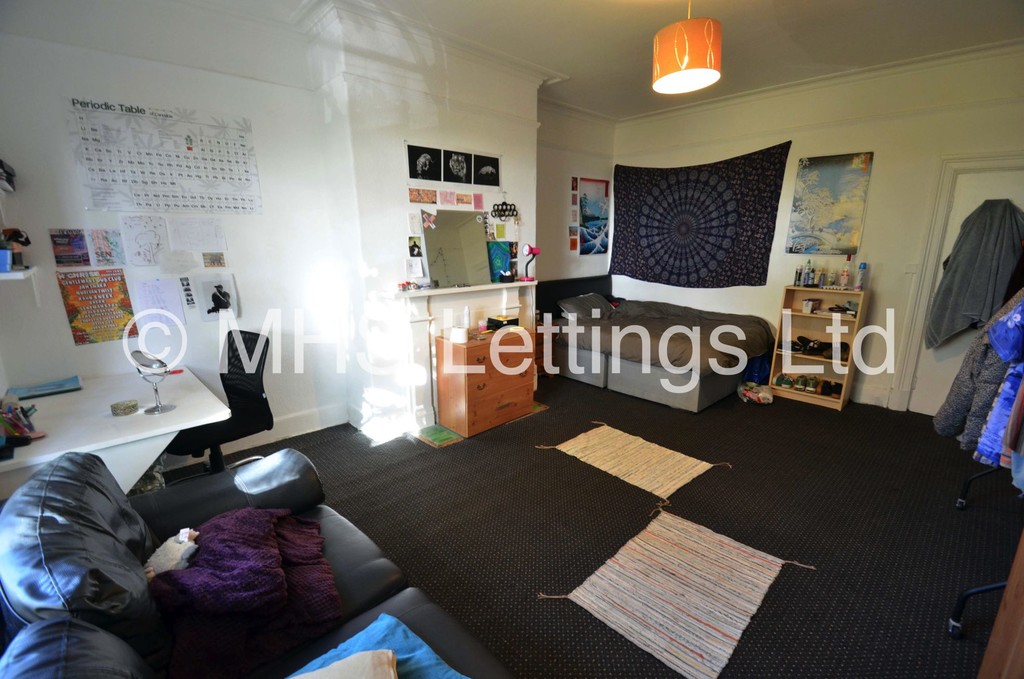 Photo of 10 Bedroom Mid Terraced House in 7 Moorland Road, Leeds, LS6 1AL