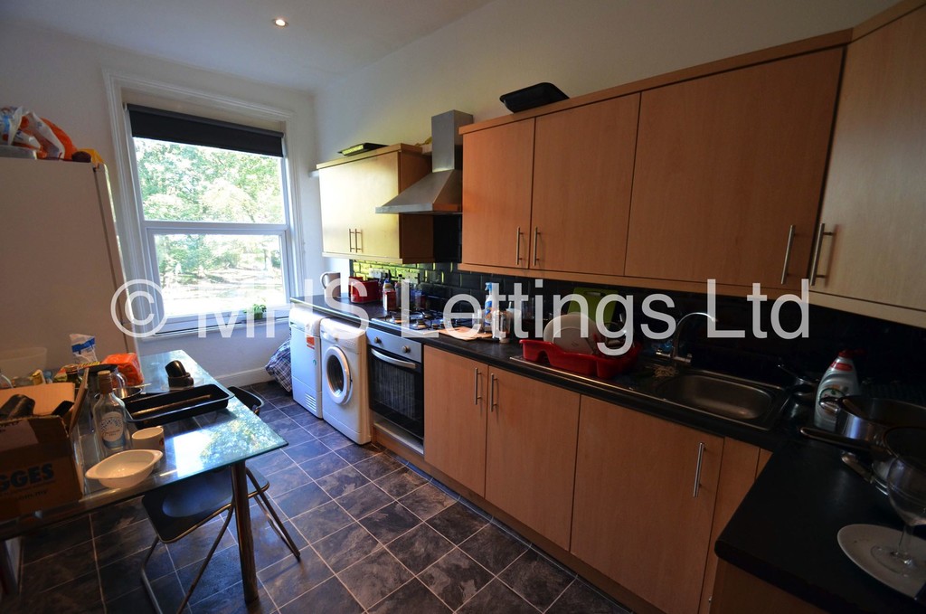Photo of 10 Bedroom Mid Terraced House in 7 Moorland Road, Leeds, LS6 1AL