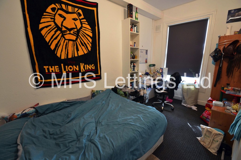 Photo of 10 Bedroom Mid Terraced House in 7 Moorland Road, Leeds, LS6 1AL