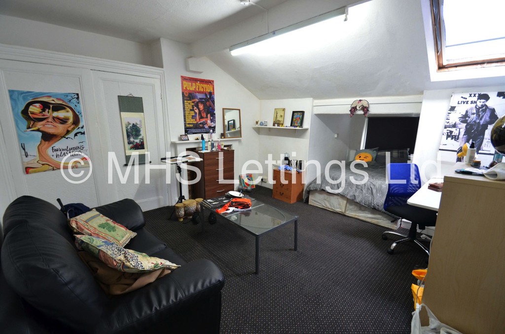 Photo of 10 Bedroom Mid Terraced House in 7 Moorland Road, Leeds, LS6 1AL