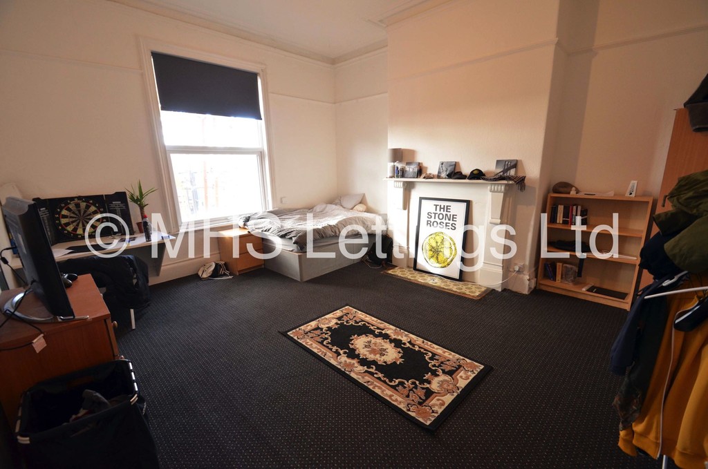 Photo of 10 Bedroom Mid Terraced House in 7 Moorland Road, Leeds, LS6 1AL