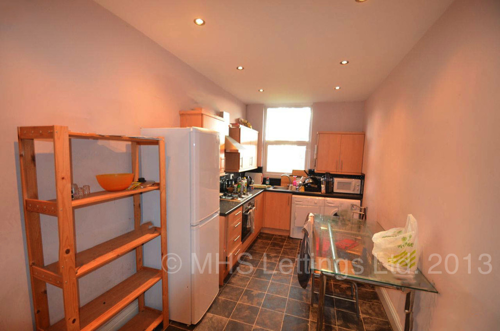 Photo of 10 Bedroom Mid Terraced House in 7 Moorland Road, Leeds, LS6 1AL