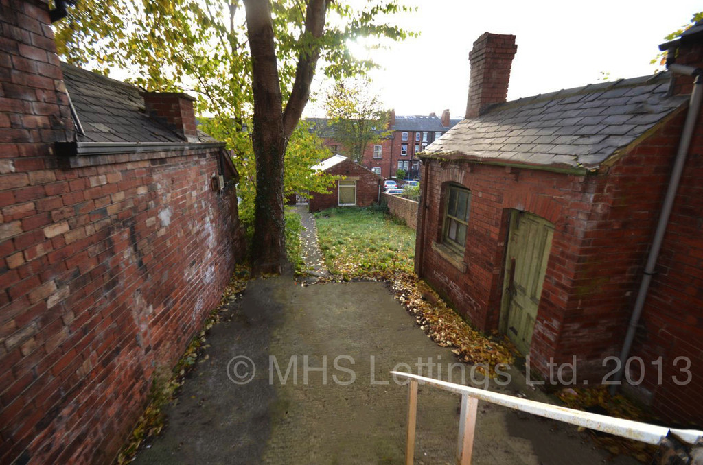 Photo of 10 Bedroom Mid Terraced House in 7 Moorland Road, Leeds, LS6 1AL