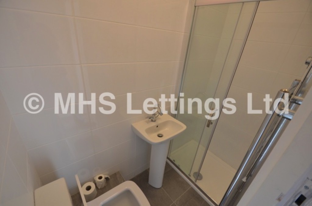 Photo of 5 Bedroom Mid Terraced House in 8 Beechwood Crescent, Leeds, LS4 2LL