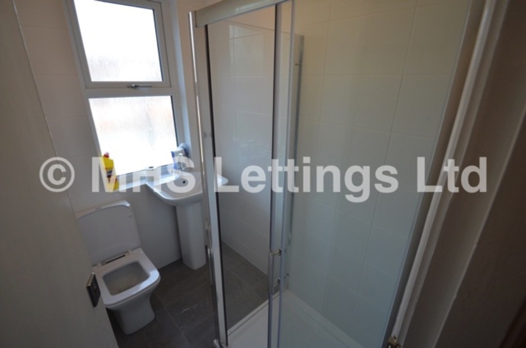 Photo of 5 Bedroom Mid Terraced House in 8 Beechwood Crescent, Leeds, LS4 2LL