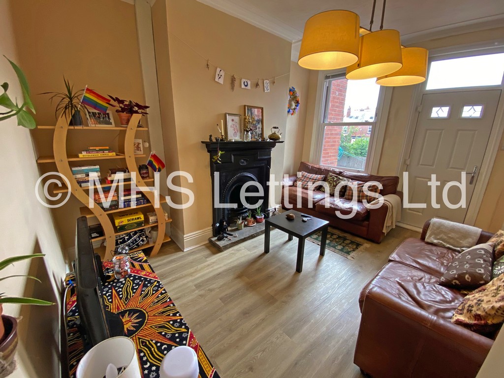 Photo of 5 Bedroom Mid Terraced House in 8 Beechwood Crescent, Leeds, LS4 2LL