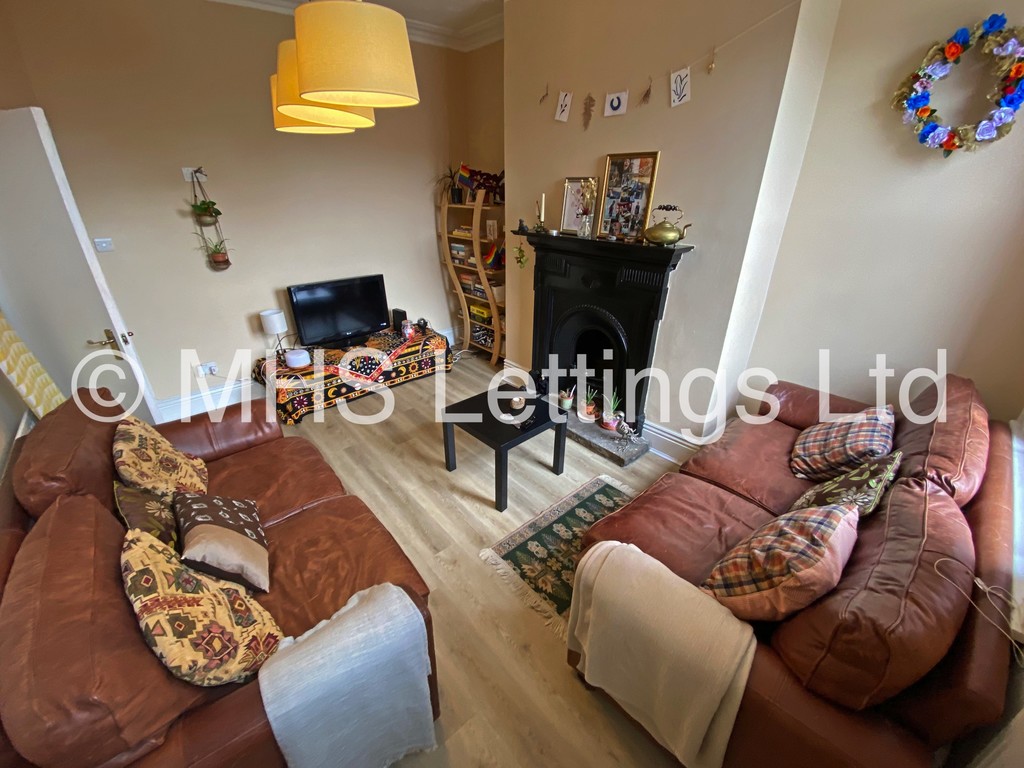 Photo of 5 Bedroom Mid Terraced House in 8 Beechwood Crescent, Leeds, LS4 2LL
