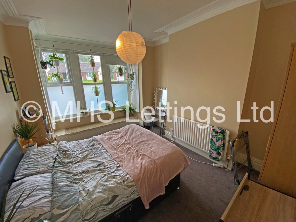 Photo of 5 Bedroom Mid Terraced House in 8 Beechwood Crescent, Leeds, LS4 2LL