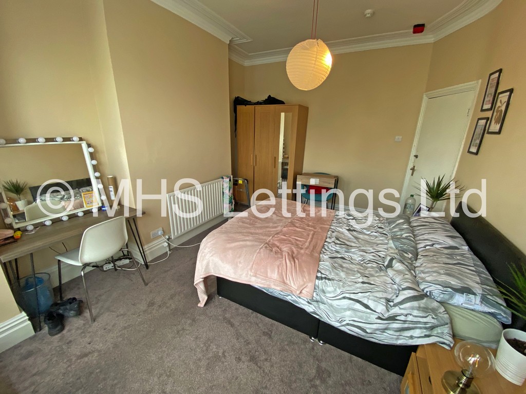 Photo of 5 Bedroom Mid Terraced House in 8 Beechwood Crescent, Leeds, LS4 2LL