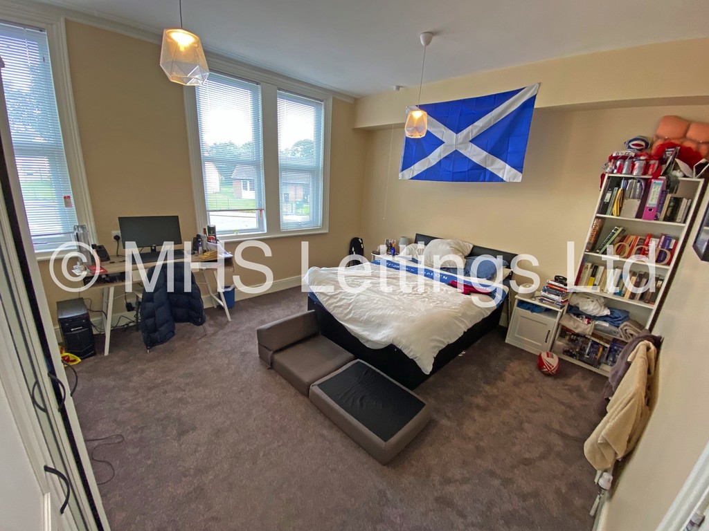 Photo of 5 Bedroom Mid Terraced House in 8 Beechwood Crescent, Leeds, LS4 2LL