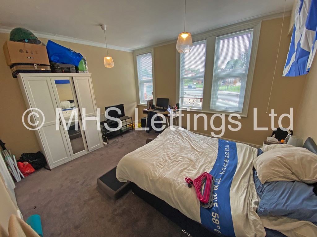 Photo of 5 Bedroom Mid Terraced House in 8 Beechwood Crescent, Leeds, LS4 2LL