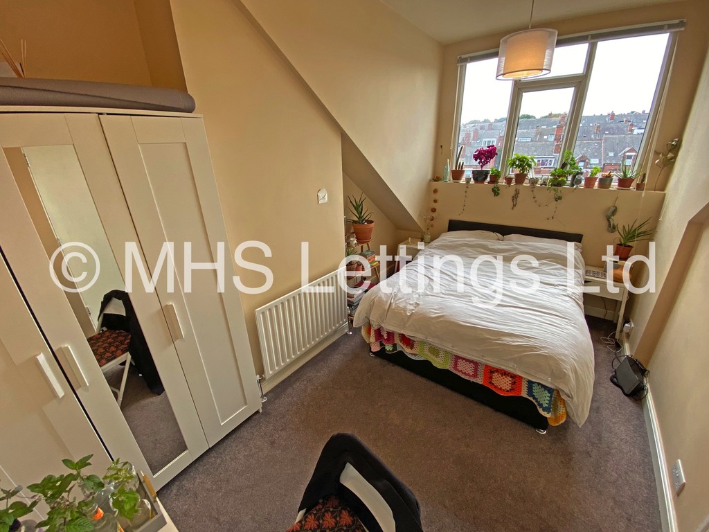 Photo of 5 Bedroom Mid Terraced House in 8 Beechwood Crescent, Leeds, LS4 2LL