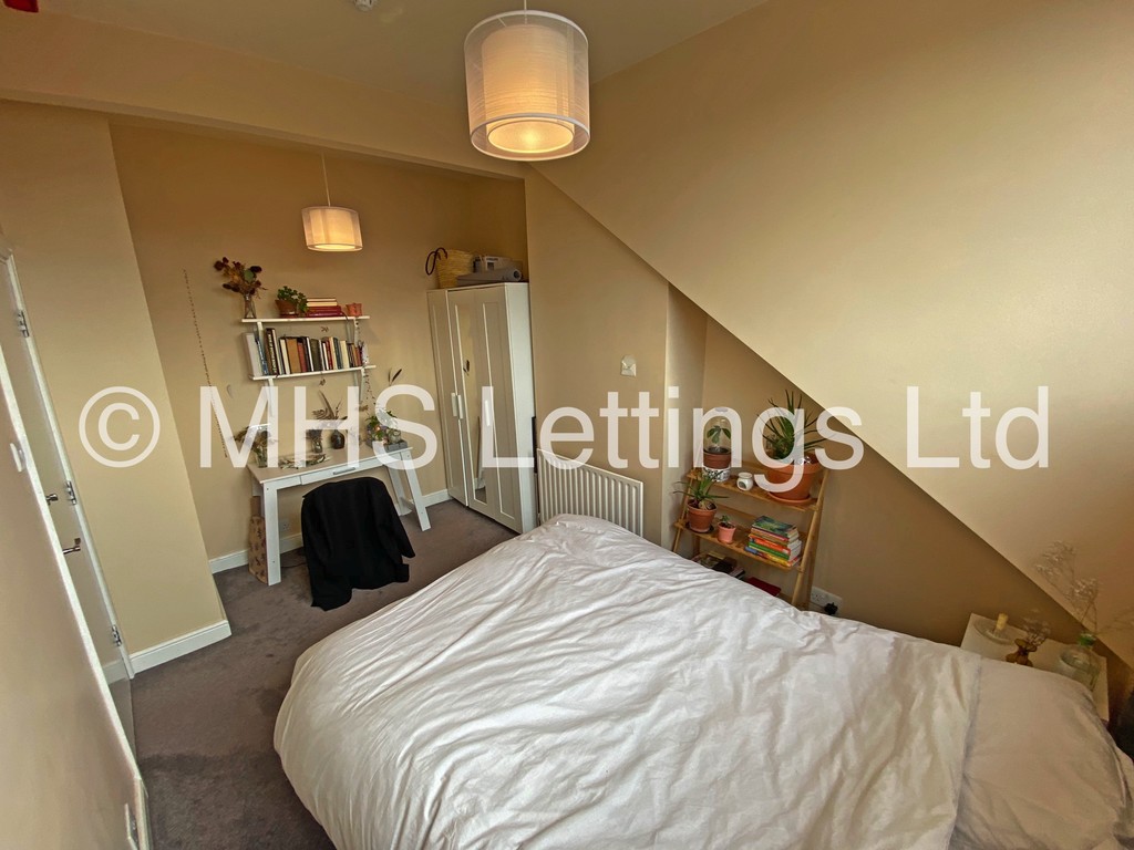 Photo of 5 Bedroom Mid Terraced House in 8 Beechwood Crescent, Leeds, LS4 2LL