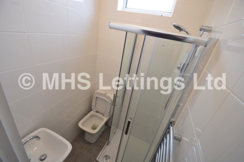 Photo of 5 Bedroom Mid Terraced House in 8 Beechwood Crescent, Leeds, LS4 2LL
