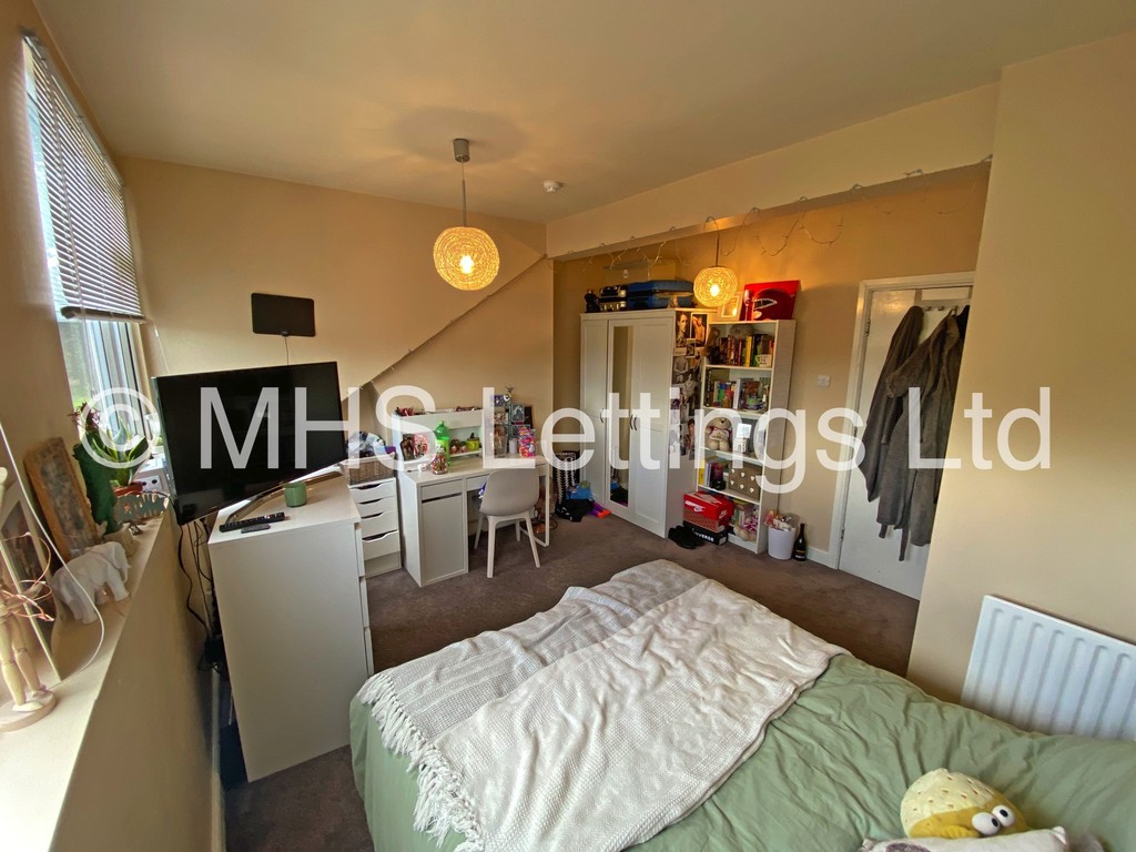 Photo of 5 Bedroom Mid Terraced House in 8 Beechwood Crescent, Leeds, LS4 2LL