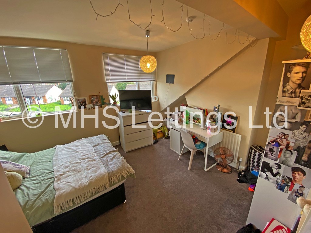 Photo of 5 Bedroom Mid Terraced House in 8 Beechwood Crescent, Leeds, LS4 2LL