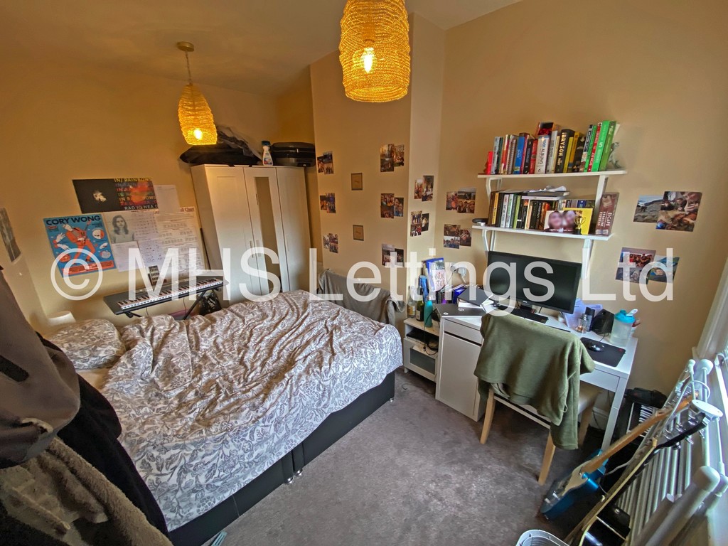 Photo of 5 Bedroom Mid Terraced House in 8 Beechwood Crescent, Leeds, LS4 2LL