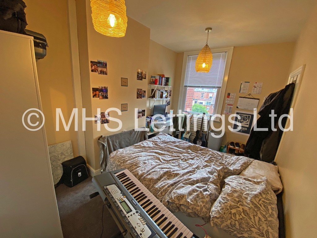 Photo of 5 Bedroom Mid Terraced House in 8 Beechwood Crescent, Leeds, LS4 2LL